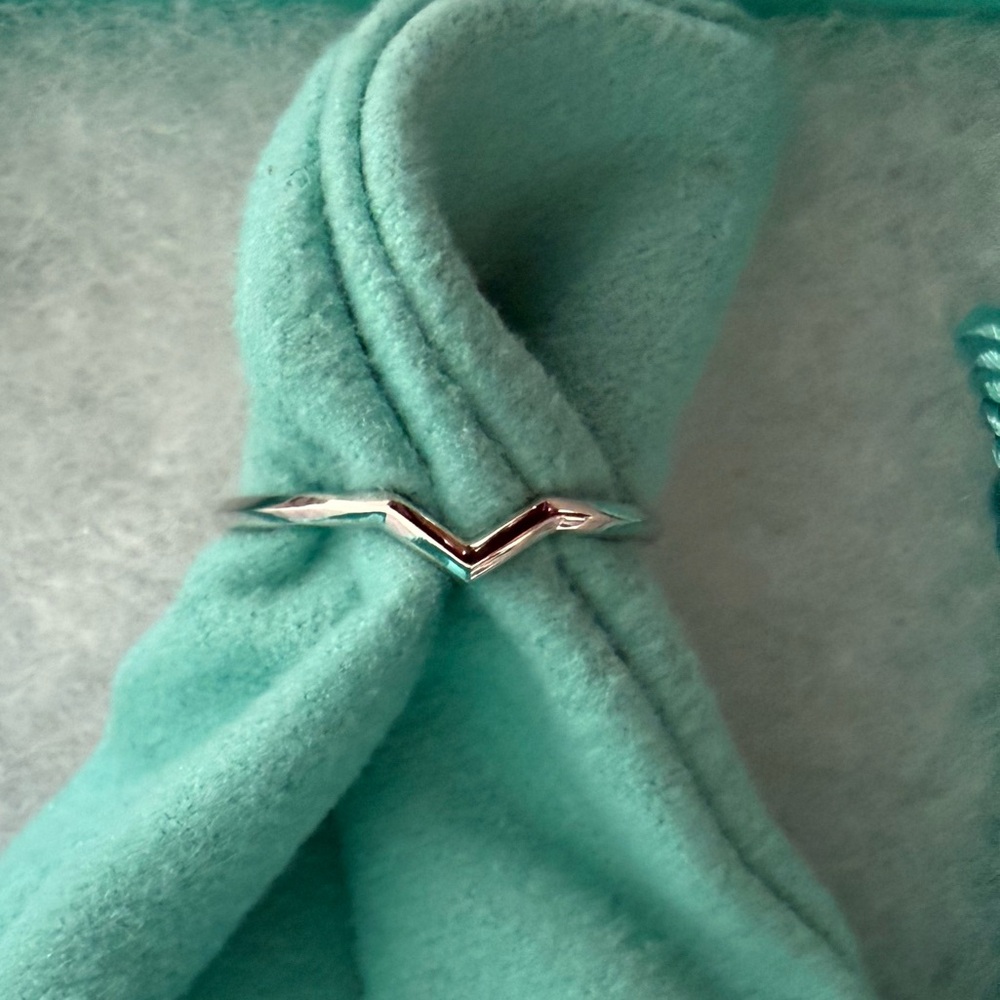 Tiffany V ring / wedding band in Platinum 950 size 7